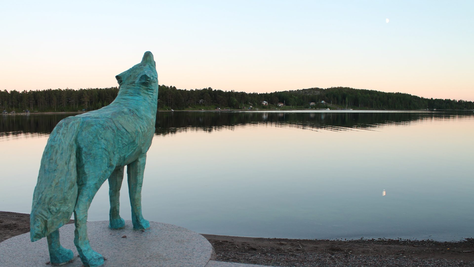 A wolf statue howling at the moon and sea at Ulvön (wolf Island)